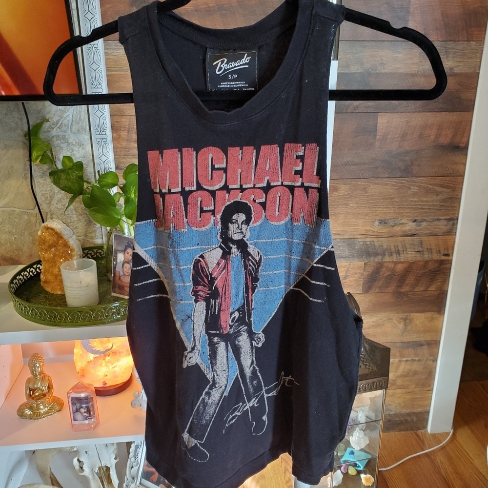Michael Jackson sports Tshirt